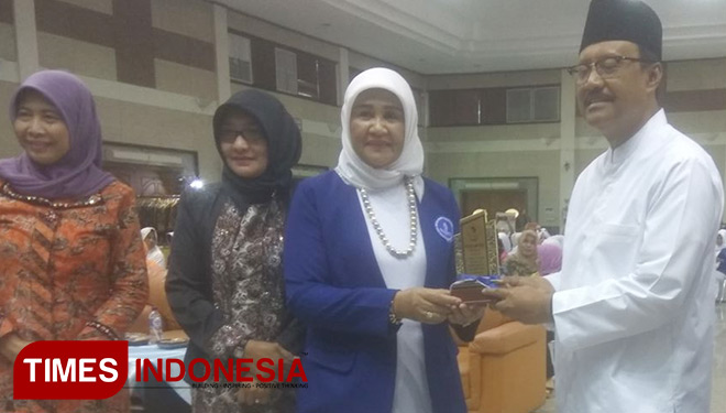 Gus Ipul mendapat cendramata dari Iwapi Jawa Timur, Selasa (27/02/218) (Foto: Safuwan TIMESIndonesia)