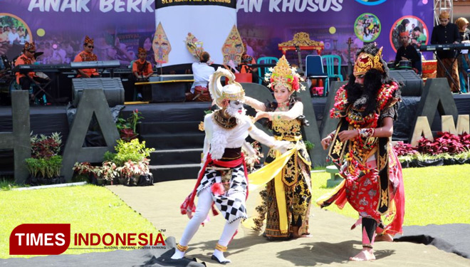 Aksi anak berkebutuhan khusus berkesenian di Pendopo Sabha Swagata Blambangan. (FOTO: Humas Pemkab Banyuwangi for TIMES Indonesia)