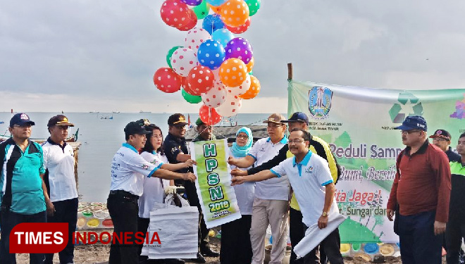 Peringatan Hari Peduli Sampah Nasional di Wisata Grand Pathek Desa Gelung Kecamatan Panarukan Kabupaten Situbondo, Rabu (28/2/2018). (FOTO: Uday/TIMES Indonesia).