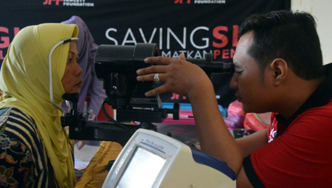 Petugas medis tengah memeriksa pasien katarak dalam bakti sosial yang digelar Pemerintah Kabupaten Jember bersama RS Bina Sehat, Rabu, (28/2/2108). (FOTO: Istimewa)