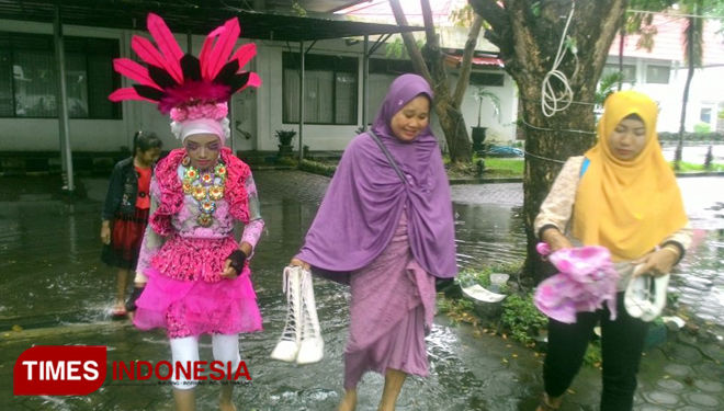 Personil Drum Band MI Kecamatan Cluring beranjak pulang setelah pembatalan acara, Sabtu (24/2/2018). (FOTO: Dok. TIMES Indonesia).