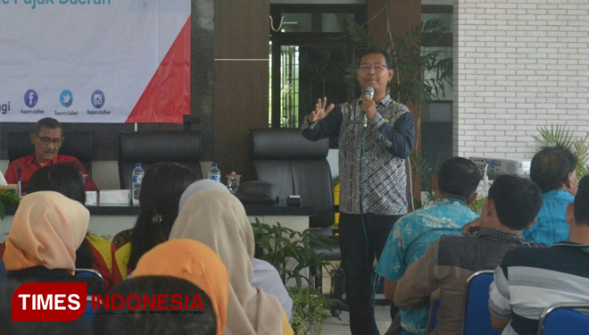 Kepala Disbudpar, saat memberi penjelasan tentang pajak kepada para pengusaha. (FOTO: Erwin Wahyudi/TIMES Indonesia)