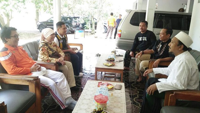 Wakil Bupati Jember KH. Muqit Arif (oranye) saat berkunjung di Ponpes Manidatul Ulum (Foto: Pemkab Jember For TIMES Indonesia)