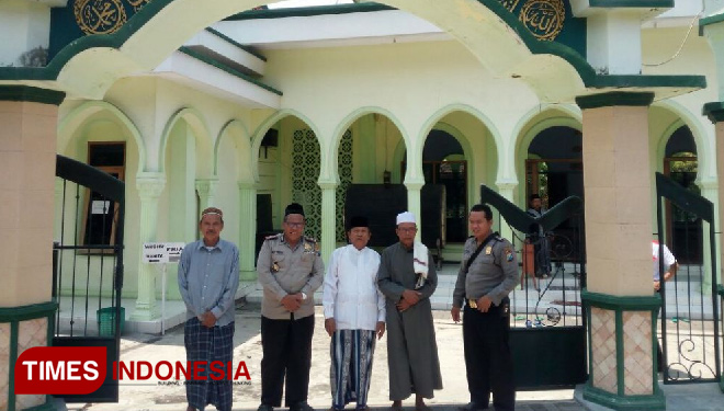 Polresta Probolinggo, Kompol M. Toyib Subur setelah shalat Jumat di Masjid Tiban, Kelurahan Pilang Jumat (2/2018). (FOTO: AJP TIMES Indonesia)