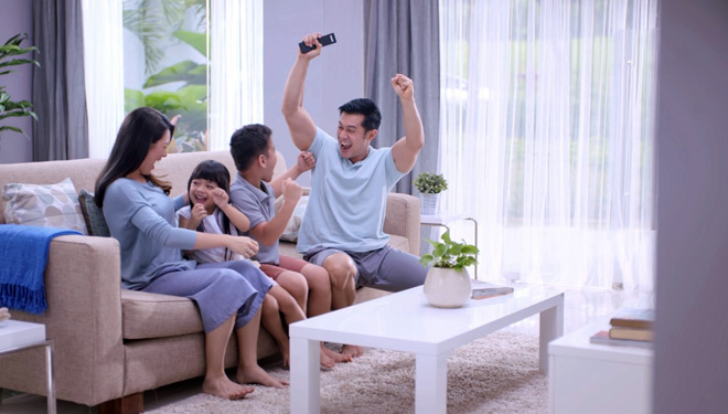 ILUSTRASI - Orang tua sedang menemani anak untuk menonton TV (FOTO: aquajapanid)
