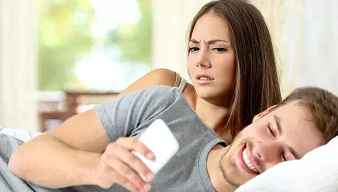 Pasangan sibuk memainkan gadget. (FOTO: Gulalives)