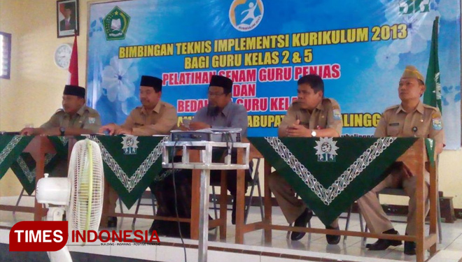Ketua PKG MIM Kabupaten Purbalingga, Sudarso Edi Prabowo (kiri) pada acara pembukaan Bimtek Kurtilas Guru Kelas II dan V di SMA Karya Bhakti, (FOTO: Siti Nurlaely for TIMES Indonesia)