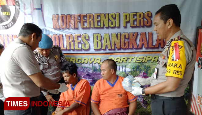 Kapolres Bangkalan, AKBP Anissullah M Ridha saat mengiterogasi dua tersangka kasus perampasan motor mahasiswa. (FOTO: Doni Heriyanto/TIMES Indonesia)
