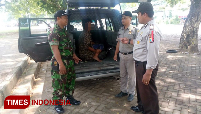 Anggota Polsek Sidayu, Gresik mengamankan orang gila yang berkeliaran di Alun-alun Sidayu (FOTO : Akmal/TIMES Indonesia)