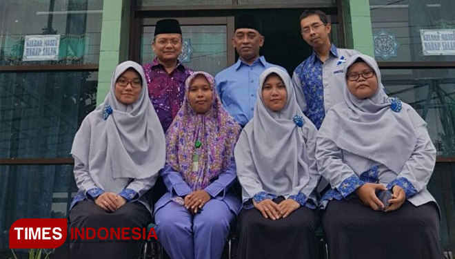 Manajer BMT Mandiri Sejahtera Jawa timur H Ayubi Chozin ketika menerima perwakilan dari BMT Amanah Ummah Surabaya (FOTO: Akmal/TIMES Indonesia)