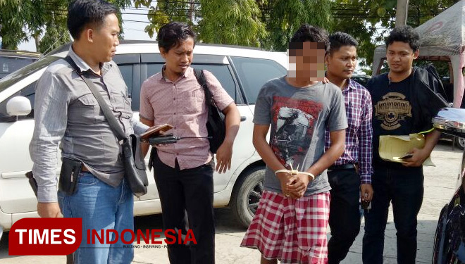 M Sulthan Sabilal Rasyad (20) warga Dusun Gading, Desa Karang Gayam, Kecamatan Blega saat digelandang ke Mapolres Bangkalan. (FOTO: Doni Heriyanto/TIMES Indonesia)