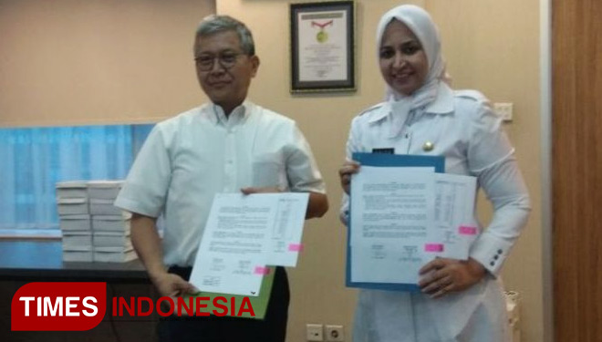Dirjen Penguatan Daya Saing Produk Kelautan dan Perikanan KKP Nilanto Perbowo (kanan) dan Bupati Jember dr Faida rampung melakukan serah terima Infrastruktur Integrated Cold Storage (ICS) untuk Pelabuhan Puger, Jember, Jawa Timur di Gedung KKP, Jakarta. (
