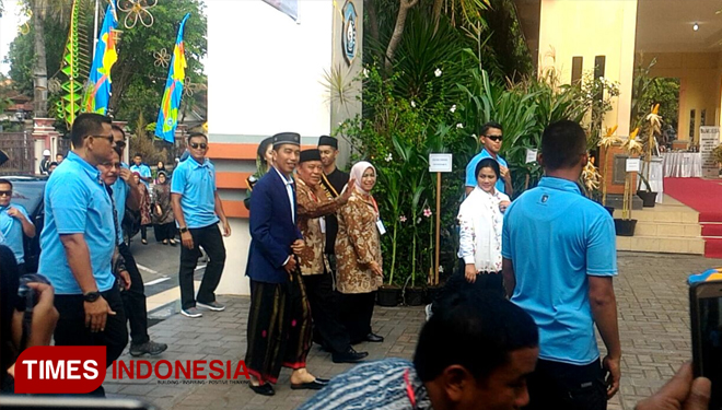 Presiden Joko Widodo (Jokowi) dan Ibu Negara Iriana Jokowi saat tiba di Kabupaten Lamongan. (FOTO: Ardiyanto/TIMES Indonesia)