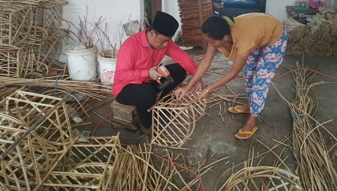Calon Wakil Wali Kota Malang, Ahmad Wanedi mengunjungi pengrajin rotan di kawasan Balearjosari, Kota Malang, Jawa Timur, Kamis (8/3/2018). (FOTO: Istimewa)