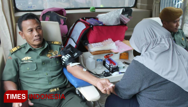 Anggota TNI berpartisipasi dalam aksi donor darah pada pameran seni bertajuk Residual Art Exhibition, Jumat (9/3/2018) di Galeri Raos Kota Batu, Jawa Timur. (FOTO: Ferry/TIMES Indonesia)
