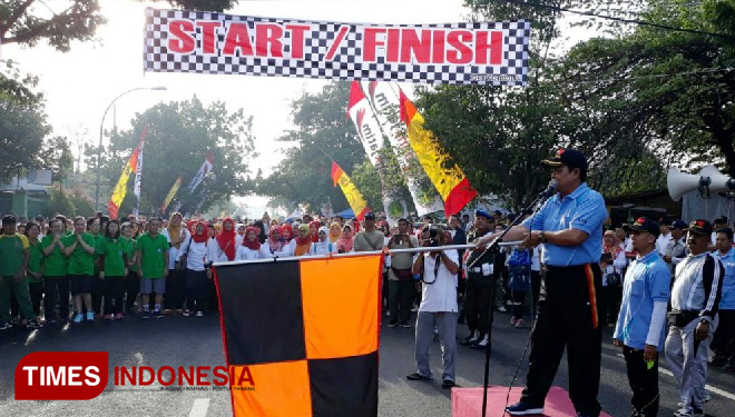 Walikota Pasuruan, Setiyono memberangkatkan para peserta gerak jalan. (FOTO: AJP TIMES Indonesia)