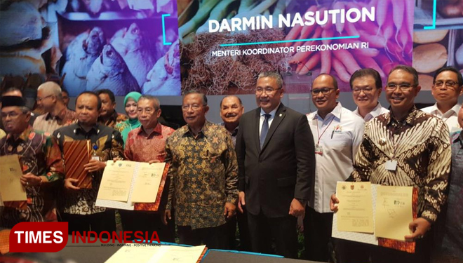 (Jas hitam) Menteri Desa PDTT Eko Sandjojo saat menerima 2 rekor MURI, Jakarta. (FOTO: Hasbullah/TIMES Indonesia)