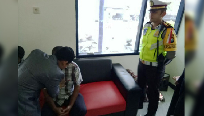 Kasatlantas Polres Gresik, AKP Wikha Ardilestanto saat mendampingi praktisi Hipnotherapy sedang menghipnotis pelanggar lalu lintas (FOTO : Istimewa)