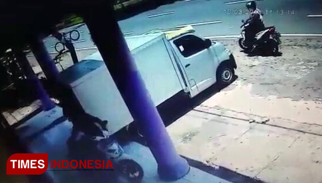 Rekaman CCTV yang menunjukkan aksi pelaku pencurian (FOTO: Happy/ TIMES Indonesia)