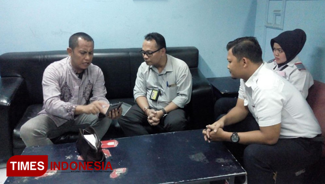 Asisten Pidana Khusus (Aspidsus) Kejati Sulawesi Utara, M Rawi (kiri) dan Asisten Manager Lion Air di Bandara Internasional Juanda, Dyan Eko saat proses dialog. (FOTO: Rudi/TIMES Indonesia)