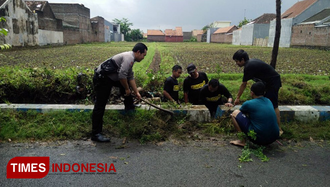 Bersama Komunitas Medsos, Polisi Bersihkan Selokan di 