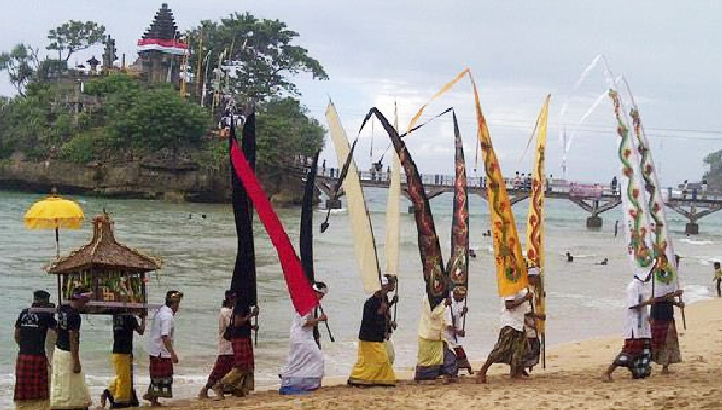 Upacara Jalanidhi Puja di Pantai Balekambang yang tahun lalu dipenuhi puluhan ribu umat Hindu. (FOTO: Istimewa)