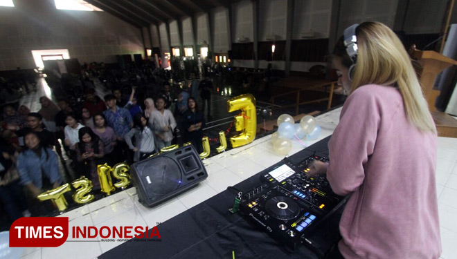 DJ Baby Glow saat perform di aula Sarwakirti, UNIKAMA, kota Malang. (FOTO: Adhitya Hendra/ TIMES Indonesia)