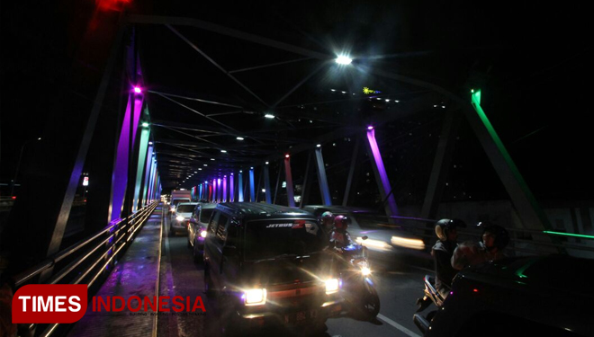 Jembatan Jalan Soekarno-Hatta (Suhat), Kota Malang, Jawa Timur, Senin, (12/3/2018) malam. (FOTO: Adhitya Hendra/TIMES Indonesia)