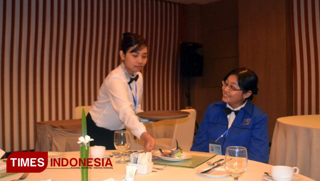 Peserta Program PKKU tahun 2017 saat praktik di Hotel Santika Banyuwangi. (FOTO: Dok TIMES Indonesia)