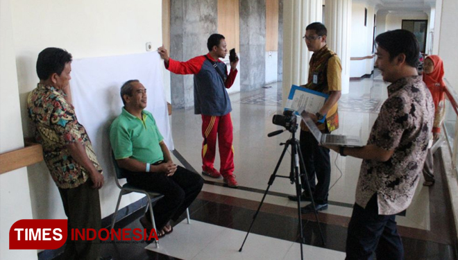 Pengambilan photo pada pasien di RSUD Mardi Waluyo sebagai CJH. (FOTO: Nana/TIMES Indonesia)