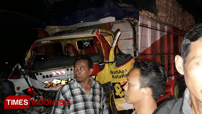 Kondisi truk yang terlibat kecelakaan yang membuat sopirnya terjepit.(FOTO: Dicko W/TIMES Indonesia)