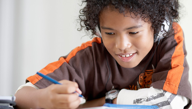 Anak mendengarkan musik. (FOTO: WebMD fit)