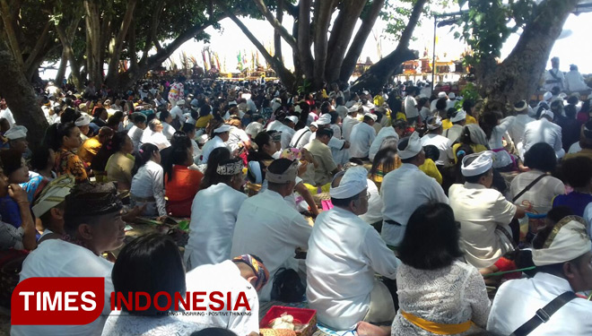 Ritual-Jalanidhi-Puja-di-pantai-Balekambang-3.jpg