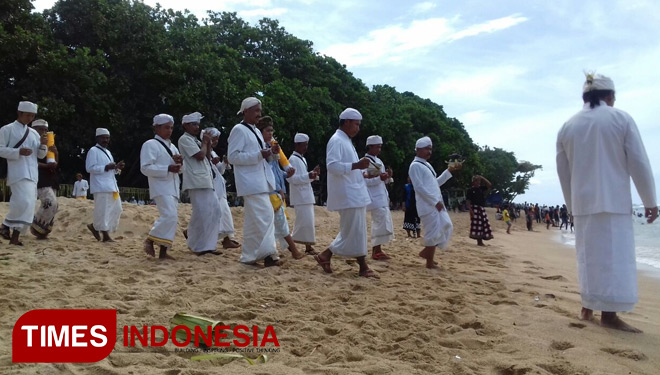 Ritual-Jalanidhi-Puja-di-pantai-Balekambang.jpg
