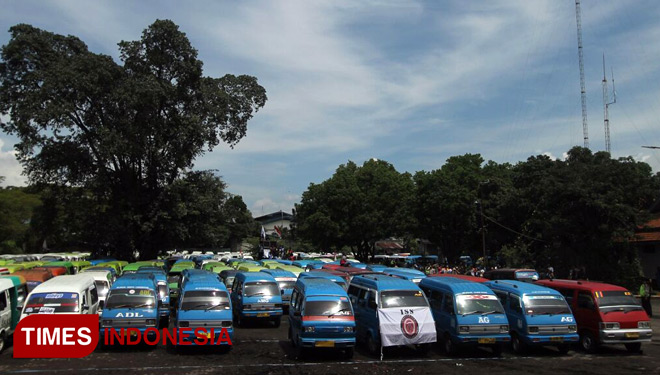 Ribuan sopir angkot se-Malang Raya menggelar aksi protes penegakan Peraturan Menteri Perhubungan (Permenhub) Nomor 108 Tahun 2017  Rabu (14/3/2018). (FOTO: Adhitya/ TIMES Indonesia)