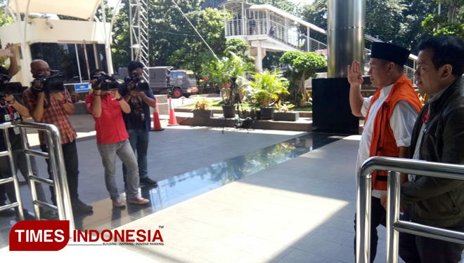 Bupati Lampung Tengah Mustafa saat tiba di Gedung Merah Putih KPK, Jakarta. (FOTO: Hasbullah/TIMES Indonesia)