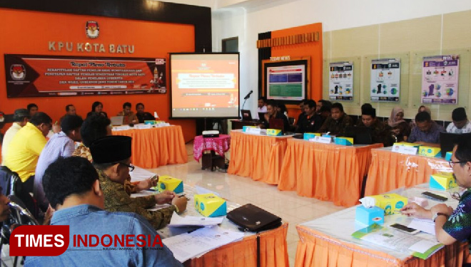 Suasana rapat pleno rekapitulasi daftar pemilih hasil pemutakhiran dan penetapan DPS, Kamis (15/3/2018) di kantor KPU Kota Batu. (FOTO: Ferry/TIMES Indonesia)