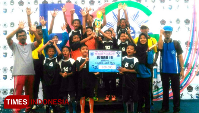 MIM 2 Slinga, saat meraih Juara III Sepak Bola Mini yang diselenggarakan oleh PKG MIM Purbalingga di GOR Goentoer Darjono Purbalingga (FOTO: MIM 2 Slinga For TIMES Indonesia)