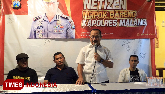 Nitizen Malang Raya yang berkumpul di Cafe Jibril bersama Polres Malang sepakat malawan hoax. (FOTO: Istimewa)