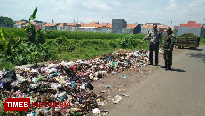 Babinkamtibmas Pilang cek sampah. (FOTO: AJP TIMES Indonesia)