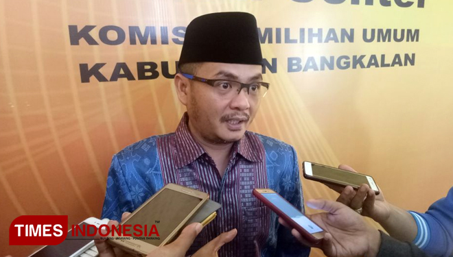 Ketua KPU Bangkalan, Fauzan Jakfar memberikan keterangan kepasa awak media terkait jumlah DPS Pilkada 2018.(FOTO: Doni Heriyanto/TIMES Indonesia)