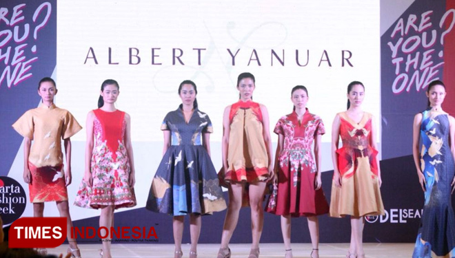 Model menampilkan gaun rancangan dua desainer Surabaya, Albert Yanuar dan Natalia Kiantoro di Pakuwon Mall Surabaya, Rabu (14/3/2018). (FOTO: Ashar Saifur Rizall/ TIMES Indonesia)