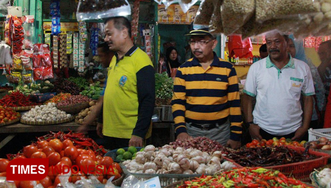 Pj Bupati Probolinggo Tjahjo Widodo, didampingi sejumlah kepala Dinas terkait, saat mengunjungi pasar Semampir Krakasaan. (FOTO: Dicko W/TIMES Indonesia)