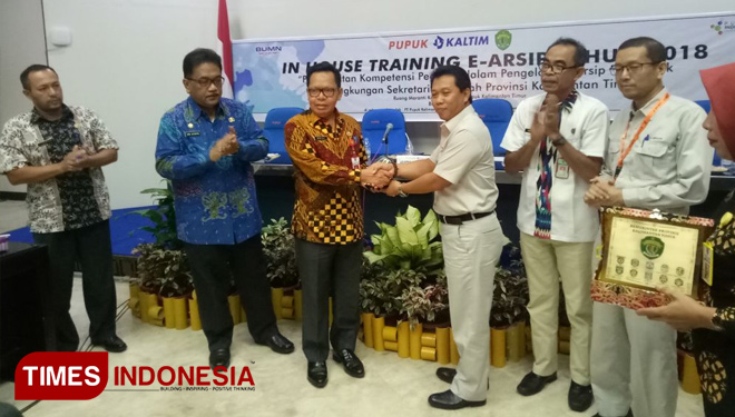 Sekretaris Perusahaan,Budi Wahyu Soesilo menyerahkan cenderamata kepada Asisten III Sekretariat Daerah Pemprov Kaltim, Drs H.Bere Ali, Msi. Kamis 15/3/2818 (FOTO: Kusnadi/TIMES Indonesia)