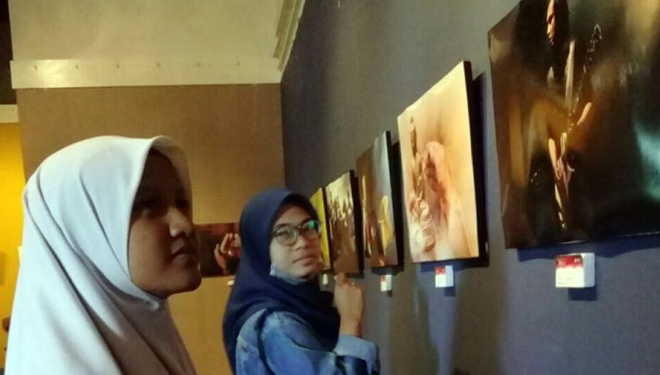 Siswa ekstrakurikuler jurnalistik SMAM 10 Surabaya saat mengikuti diskusi foto melawan hoax di Dewan Kesenian Surabaya, Rabu (14/3/2018).(FOTO: Istimewa)