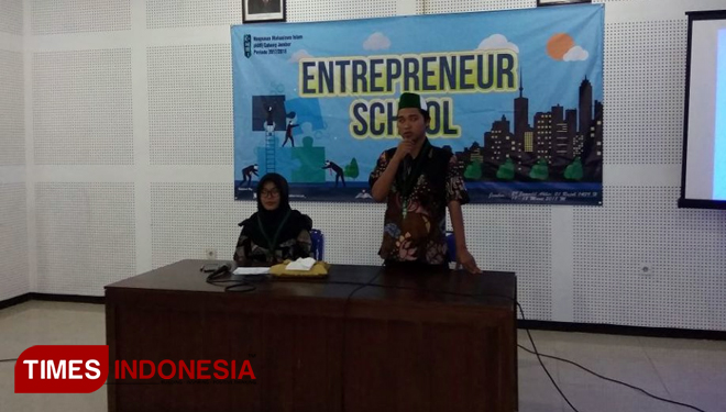 Ketua Umum HMI Cabang Jember Aric Wibowo dalam sambutannya di seminar Enterpreneur School di Aula Nusantara Bakesbangpol Jember, Sabtu, (17/3/2018). (FOTO: Aidit/TIMES Indonesia)