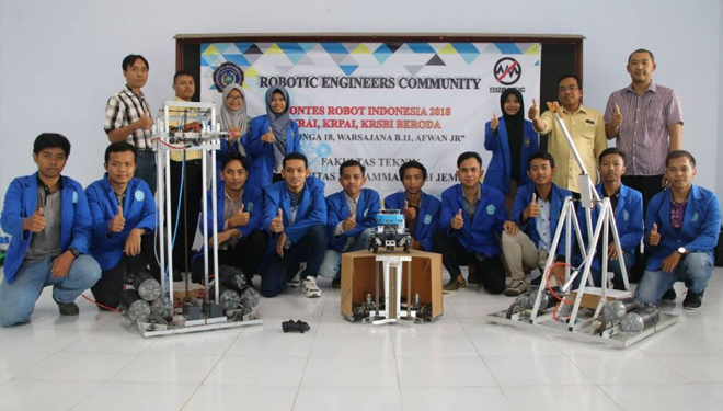 Mahasiswa Fakultas Teknik Universitas Muhammadiyah Jember bersama robot yang akan dilagakan dalam Kontes Robot Indonesia 2018. (FOTO: Istimewa)