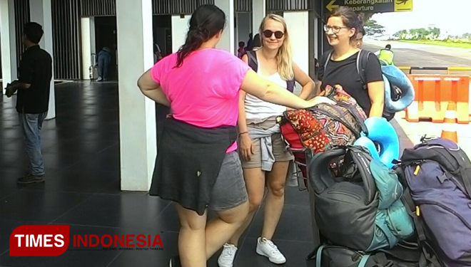 Wisatawan asing saat tiba di Bandara Banyuwangi, Jawa Timur, Sabtu (17/3/2018). (FOTO: Dian Effendi/TIMES Indonesia)