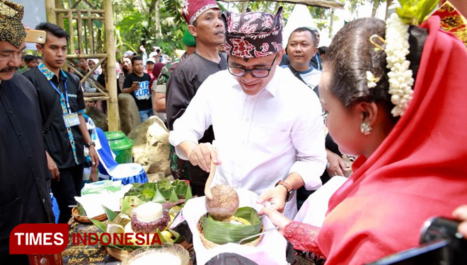 Bupati Anas di festival durian Desa Songgon, Kecamatan Songgon. (FOTO: Humas Pemkab Banyuwangi for TIMES Indonesia)