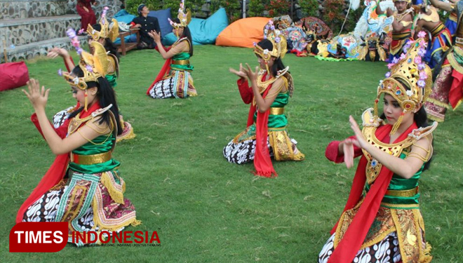 Penampilan tari Sugeng Rawuh mengawali pertunjukan di Pupuk Bawang Cafe and Dining, Kota Batu, Jawa Timur. (FOTO: Ferry/TIMES Indonesia)